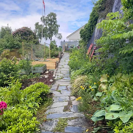 Med Panoramautsikt, Stor Uteplass Og 100 M Fra Badestrand *