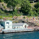 Med Panoramautsikt, Stor Uteplass Og 100 M Fra Badestrand Bergen