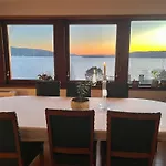 Med Panoramautsikt, Stor Uteplass Og 100 M Fra Badestrand Bergen
