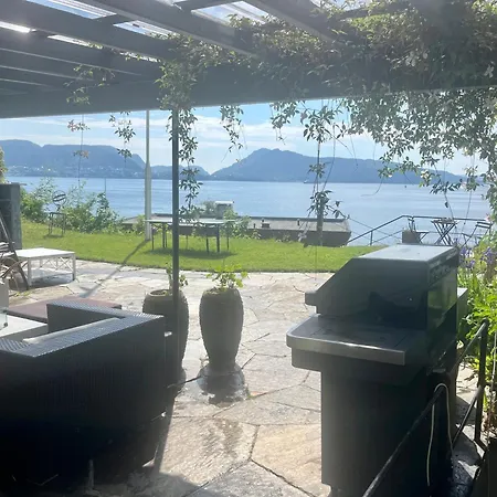 Med Panoramautsikt, Stor Uteplass Og 100 M Fra Badestrand *