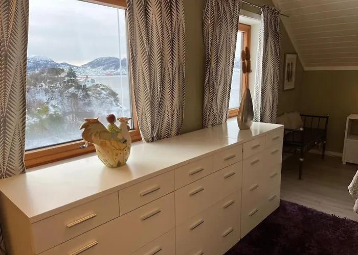 Med Panoramautsikt, Stor Uteplass Og 100 M Fra Badestrand *