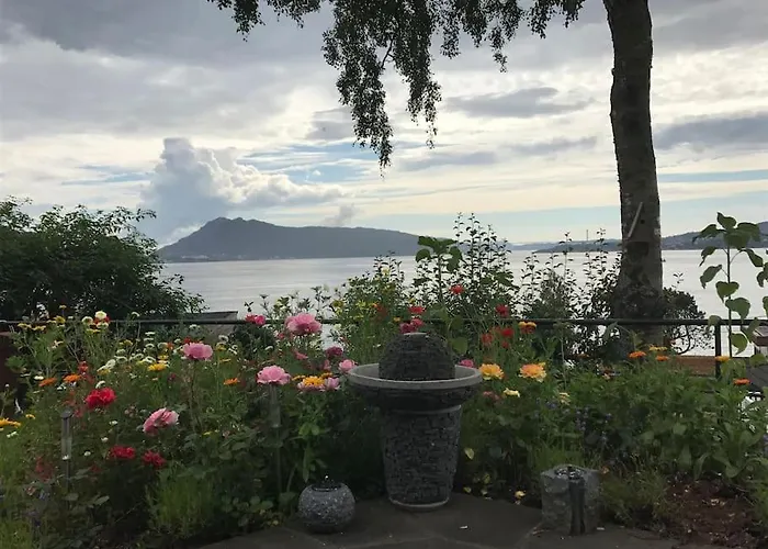 Med Panoramautsikt, Stor Uteplass Og 100 M Fra Badestrand *