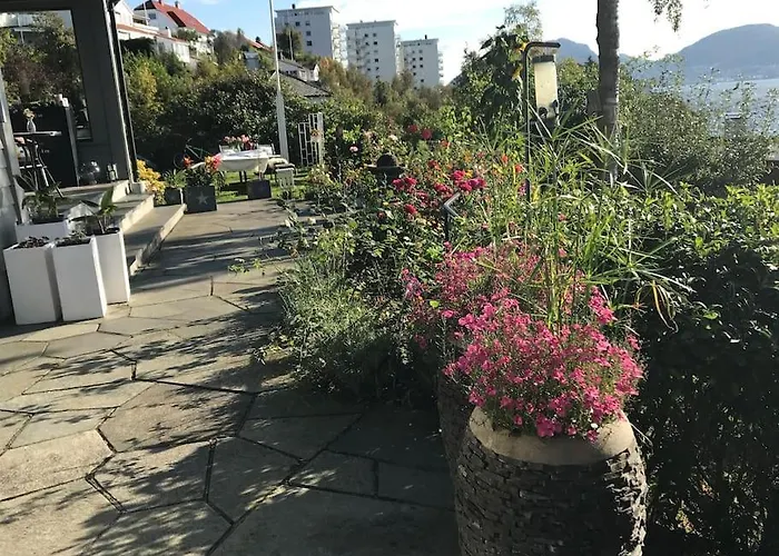 Med Panoramautsikt, Stor Uteplass Og 100 M Fra Badestrand Вілла