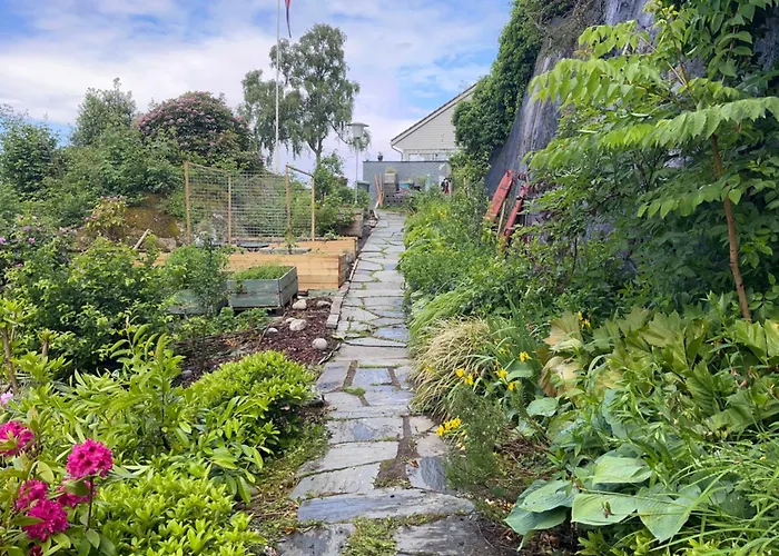 Med Panoramautsikt, Stor Uteplass Og 100 M Fra Badestrand *